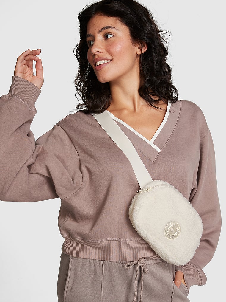 PINK Kuschelige Fleece-Gürteltasche, onModelSide, 1 of 4