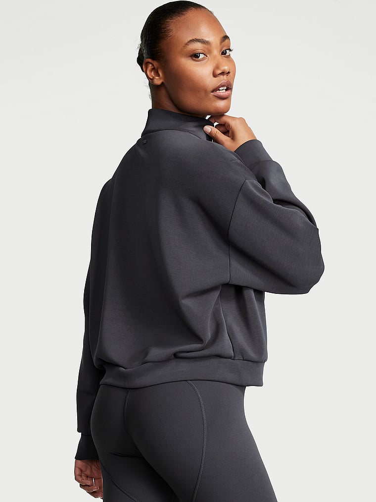 Victoria's Secret, VSX Featherweight Strickpullover mit kurzem Reißverschluss, Grau, onModelBack, 2 of 3 Ange-Marie ist 5'10" oder 178cm und trägt S