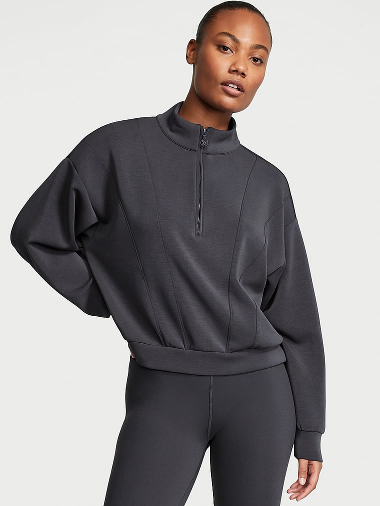 Victoria's Secret, VSX Featherweight Strickpullover mit kurzem Reißverschluss, Grau, onModelFront, 1 of 3 Ange-Marie ist 5'10" oder 178cm und trägt S