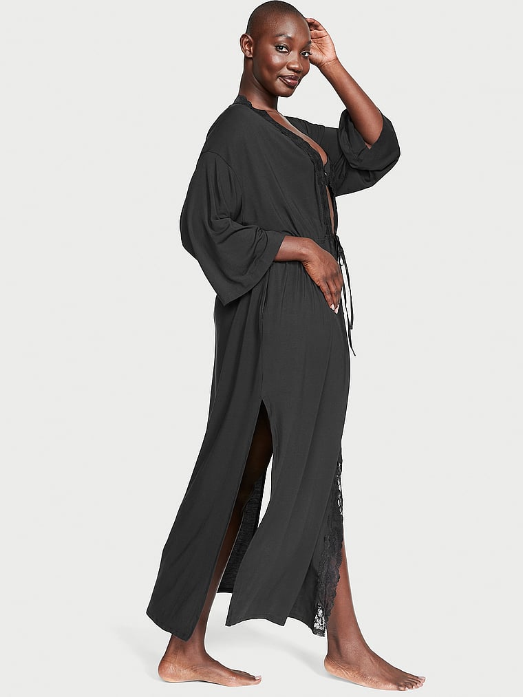 Victoria's Secret, Victoria's Secret Langer Bademantel aus Modal mit hohem Schlitz und Spitzenbesatz, Schwarz, onModelBack, 2 of 3 Arame ist 5'11" oder 180cm und trägt Medium