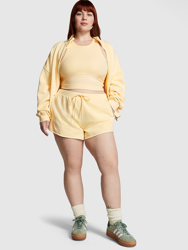 PINK Ivy Fleece-Shorts mit abgerundetem Saum, onModelSide, 3 of 4