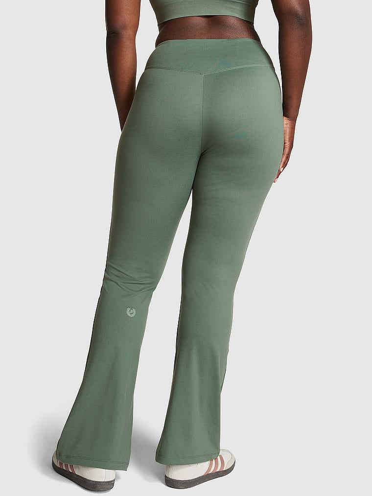PINK Ultimate Ausgestellte Leggings, Frischer Wald, onModelBack, 2 of 3 Fanta ist 5'11" oder 180cm und trägt Medium