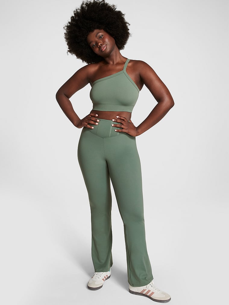 PINK Ultimate Ausgestellte Leggings, Frischer Wald, onModelFront, 1 of 3 Fanta ist 5'11" oder 180cm und trägt Medium