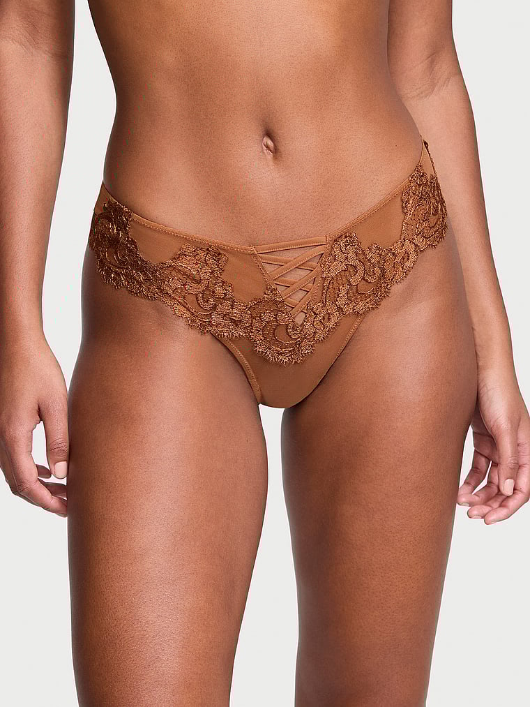 Victoria's Secret, Dream Angels Brasilianisches Höschen mit Boho-Blumenstickerei, Caramel, onModelFront, 1 of 4 Ange-Marie ist 5'10" oder 178cm und trägt S