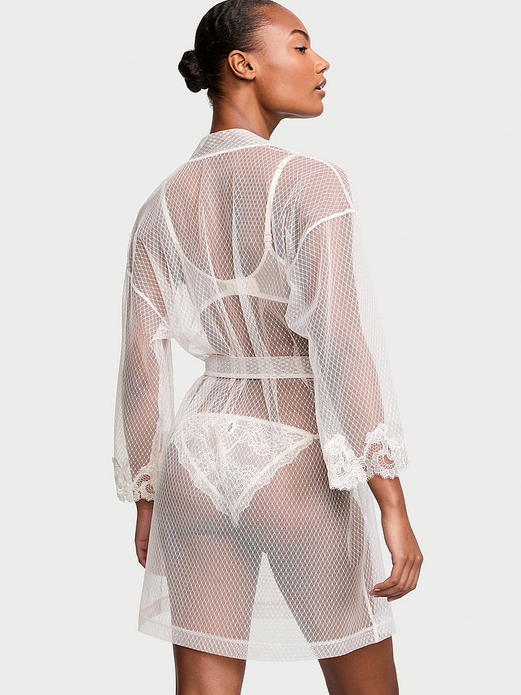 Victoria's Secret, Victoria's Secret Kurzer, transparenter Bademantel mit Boho-Blumenstickerei, Kokosweiß, onModelBack, 2 of 3 Ange-Marie ist 5'10" oder 178cm und trägt S