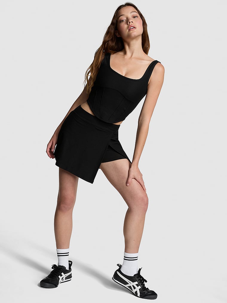 PINK Tennis-Skort aus Pikee, Reines Schwarz, onModelSide, 1 of 4 Fanta ist 5'11" oder 180cm und trägt Medium
