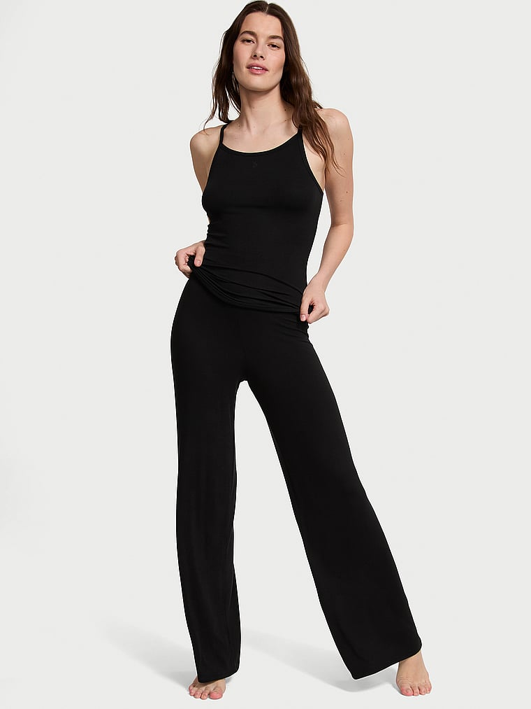 Victoria's Secret, Victoria's Secret Trägertop und Hose aus geripptem Modal im Set, Schwarz, onModelFront, 1 of 3 Mackenzie ist 5'10" oder 178cm und trägt S/Long