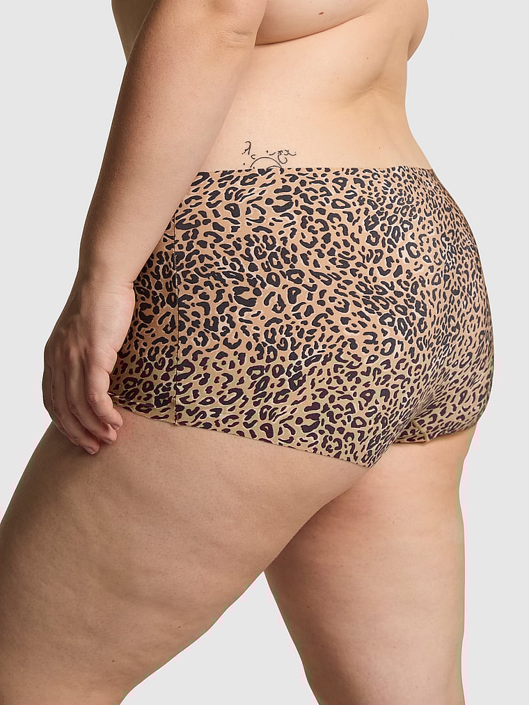 PINK Unsichtbare Panty, Praline mit Leopardenmuster, onModelBack, 2 of 3 Lulu ist 5'7" oder 170cm und trägt L