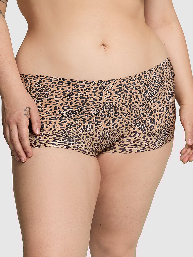 PINK Unsichtbare Panty, Praline mit Leopardenmuster, onModelFront, 1 of 3 Lulu ist 5'7" oder 170cm und trägt L