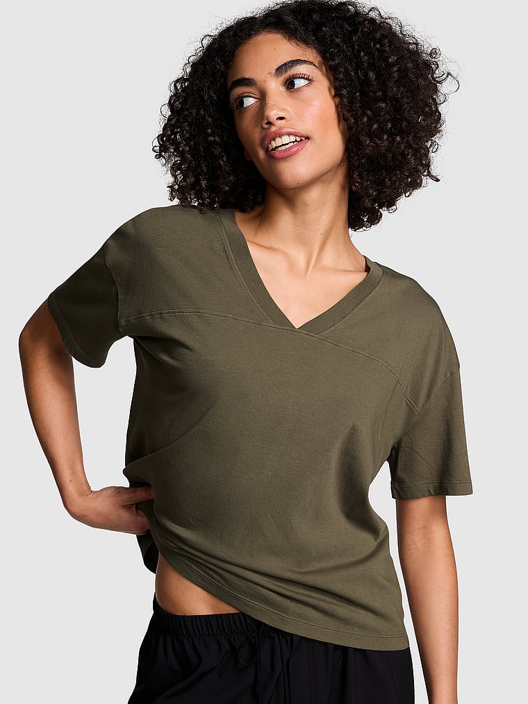 PINK Ace T-Shirt aus Baumwolle mit V-Ausschnitt, onModelFront, 1 of 3