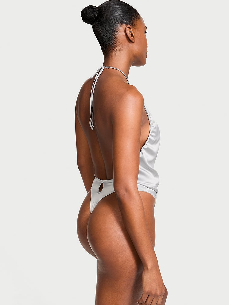 Victoria's Secret, Very Sexy Body aus Satin mit funkelnden Trägern, SILBERNE PERLE, onModelBack, 2 of 4 Tsheca  ist 5'9" oder 175cm und trägt 34B oder S