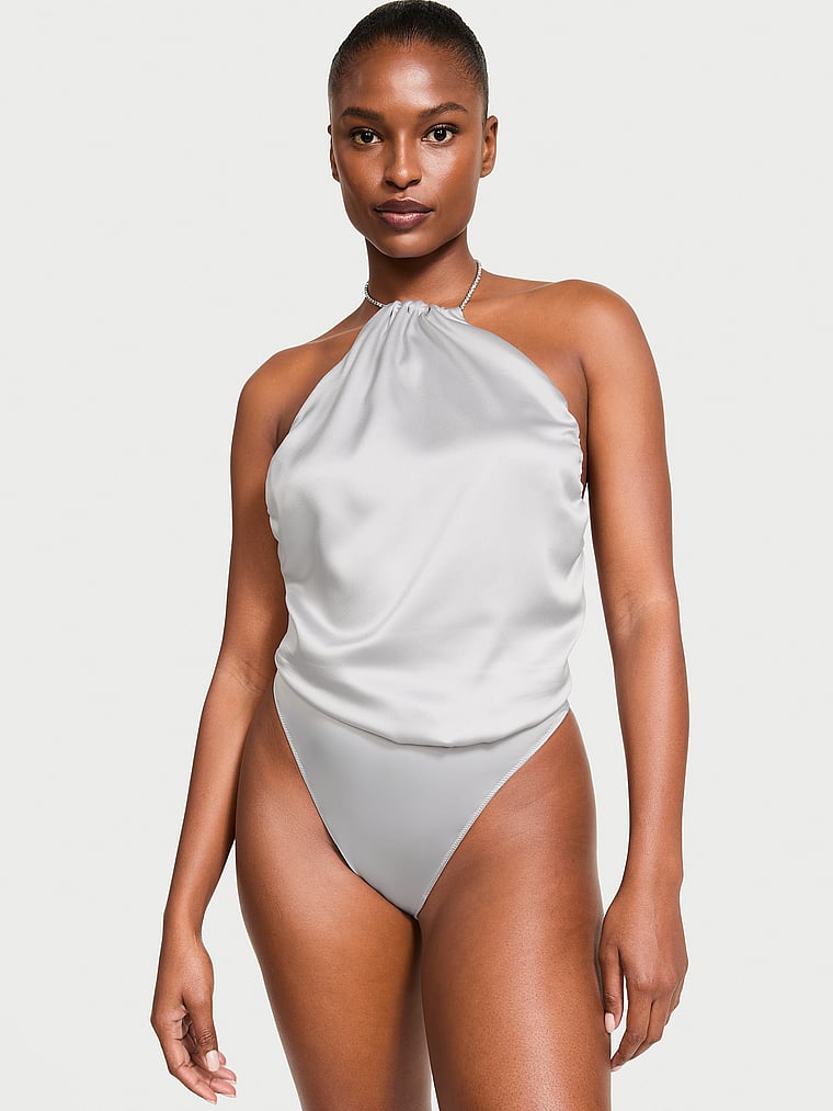 Victoria's Secret, Very Sexy Body aus Satin mit funkelnden Trägern, SILBERNE PERLE, onModelFront, 1 of 4 Tsheca ist 5'9" oder 175cm und trägt 34B oder S