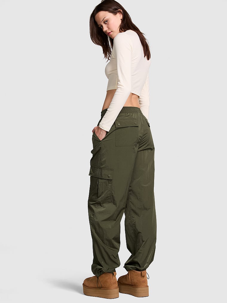 PINK Parachute Cargo-Hose, Legeres, neues Olivgrün, onModelBack, 2 of 4 Sofia ist 5'10" oder 178cm und trägt S