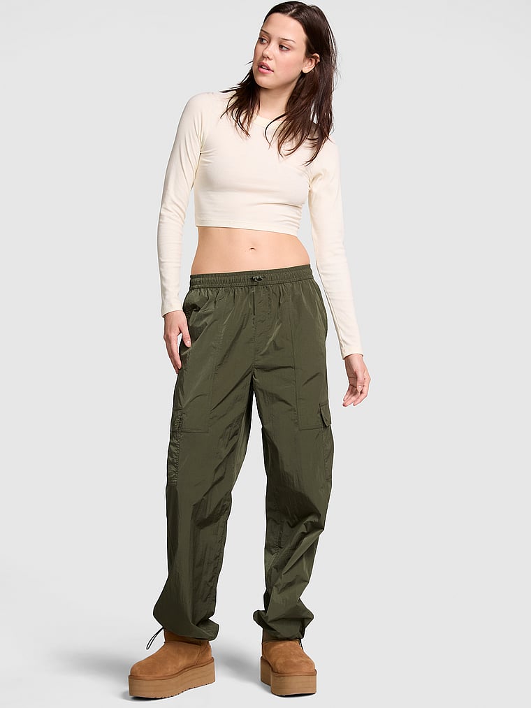 PINK Parachute Cargo-Hose, Legeres, neues Olivgrün, onModelFront, 1 of 4 Sofia ist 5'10" oder 178cm und trägt S