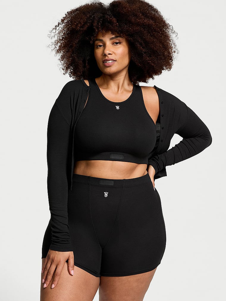 Victoria's Secret, Victoria's Secret 3-teiliges Set aus gerippten Boxershorts aus Modal, Schwarz, onModelFront, 1 of 3 Shadia ist 5'11" oder 180cm und trägt XXL/Long