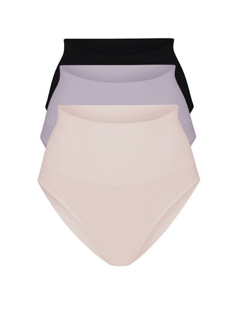 Victoria's Secret, MINDD Essential Glättender Slip im 3er-Pack, Schwarz/Sand/Champagner, onModelFront, 1 of 2