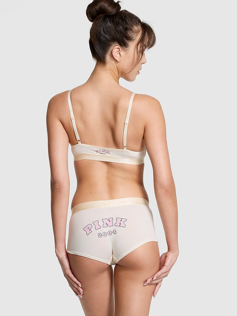 PINK Bralettes und BH-Oberteile Triangel-Bralette aus Baumwolle mit Logo, Sahne in Limited Edition, onModelBack, 2 of 5 Scarlett ist 5'11" oder 180cm und trägt 34B oder S