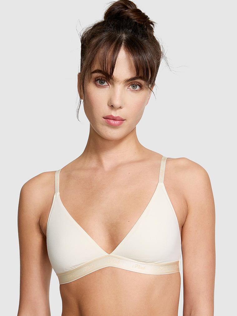 PINK Bralettes und BH-Oberteile Triangel-Bralette aus Baumwolle mit Logo, Sahne in Limited Edition, onModelFront, 1 of 5 Scarlett ist 5'11" oder 180cm und trägt 34B oder S