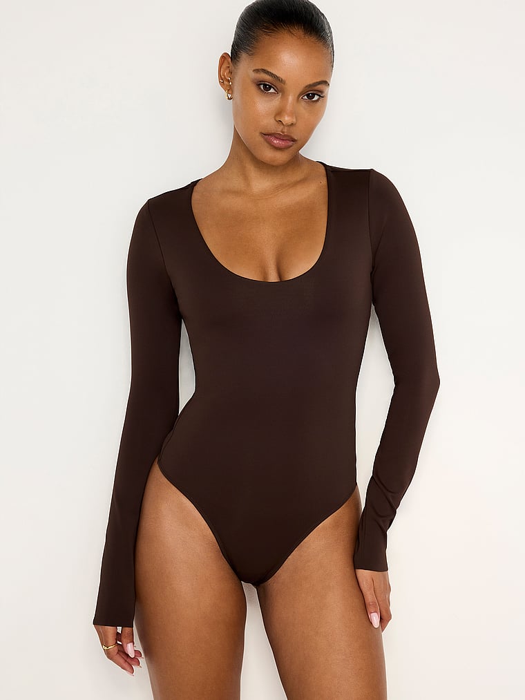 Victoria's Secret, Good American Langärmliger Scuba-Body mit U-Ausschnitt, onModelFront, 1 of 3