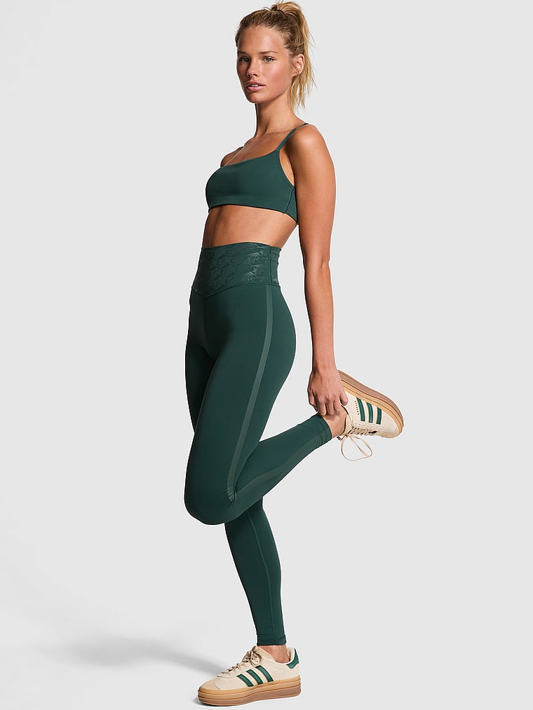 PINK Relay Leggings mit Kompression, Dunkles Waldgrün, onModelFront, 1 of 4 Mari ist 5'7" oder 170cm und trägt S