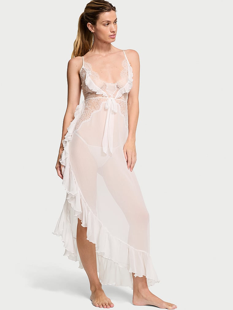 Victoria's Secret, Victoria's Secret Atelier Victoria's Secret Bridal Asymmetrisches Midi-Negligé aus Spitze und Chiffon, onModelFront, 1 of 3
