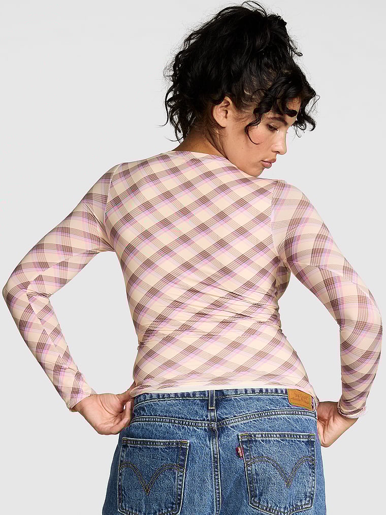 PINK Base Stretch Longsleeve, Muschelweiß mit Karomuster, onModelBack, 2 of 3 Isabella ist 5'9" oder 175cm und trägt Medium