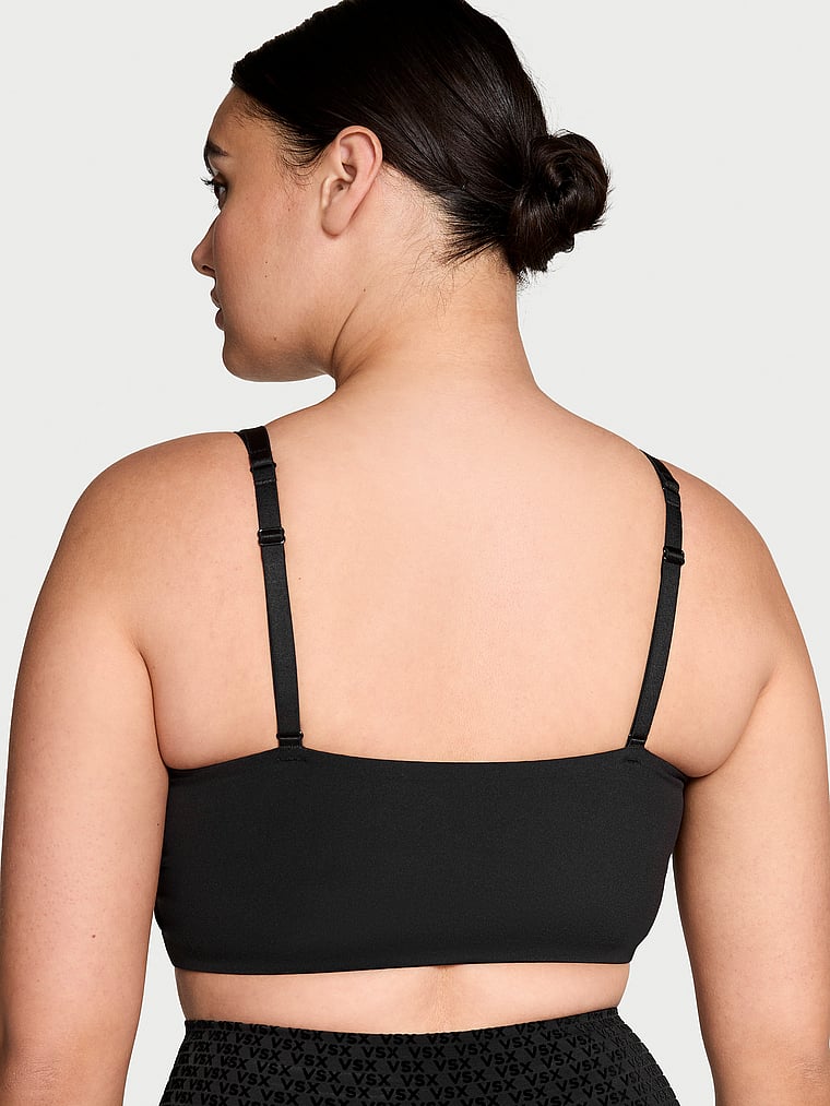 Victoria's Secret, VSX VSX Elevate™ Sport-Bustier mit Logo und Netzstoff, Schwarz, onModelBack, 2 of 4 Karmi ist 5'10" oder 178cm und trägt 34DD (E) oder L