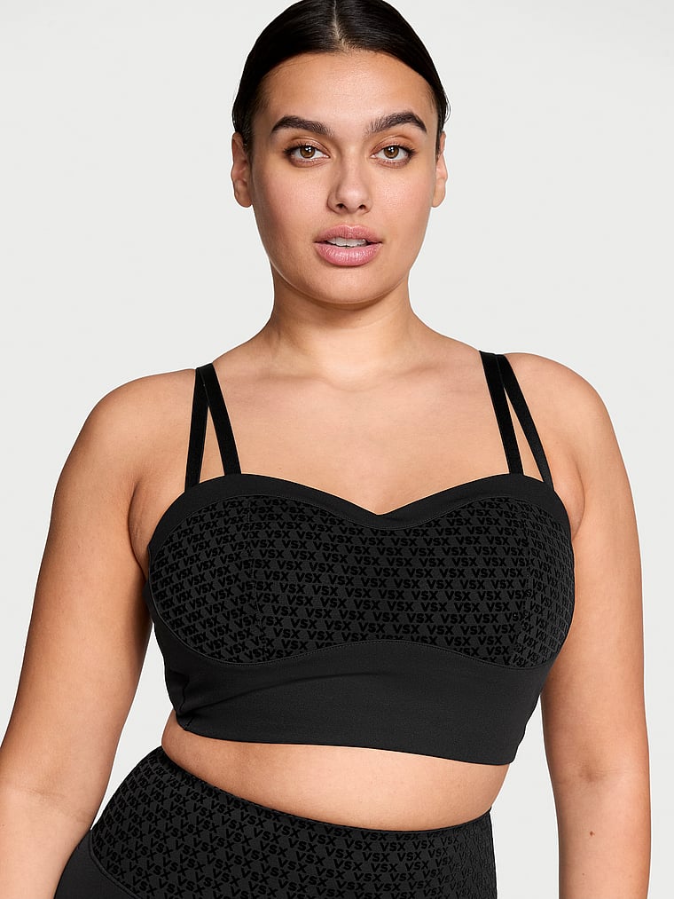 Victoria's Secret, VSX VSX Elevate™ Sport-Bustier mit Logo und Netzstoff, Schwarz, onModelFront, 1 of 4 Karmi ist 5'10" oder 178cm und trägt 34DD (E) oder L