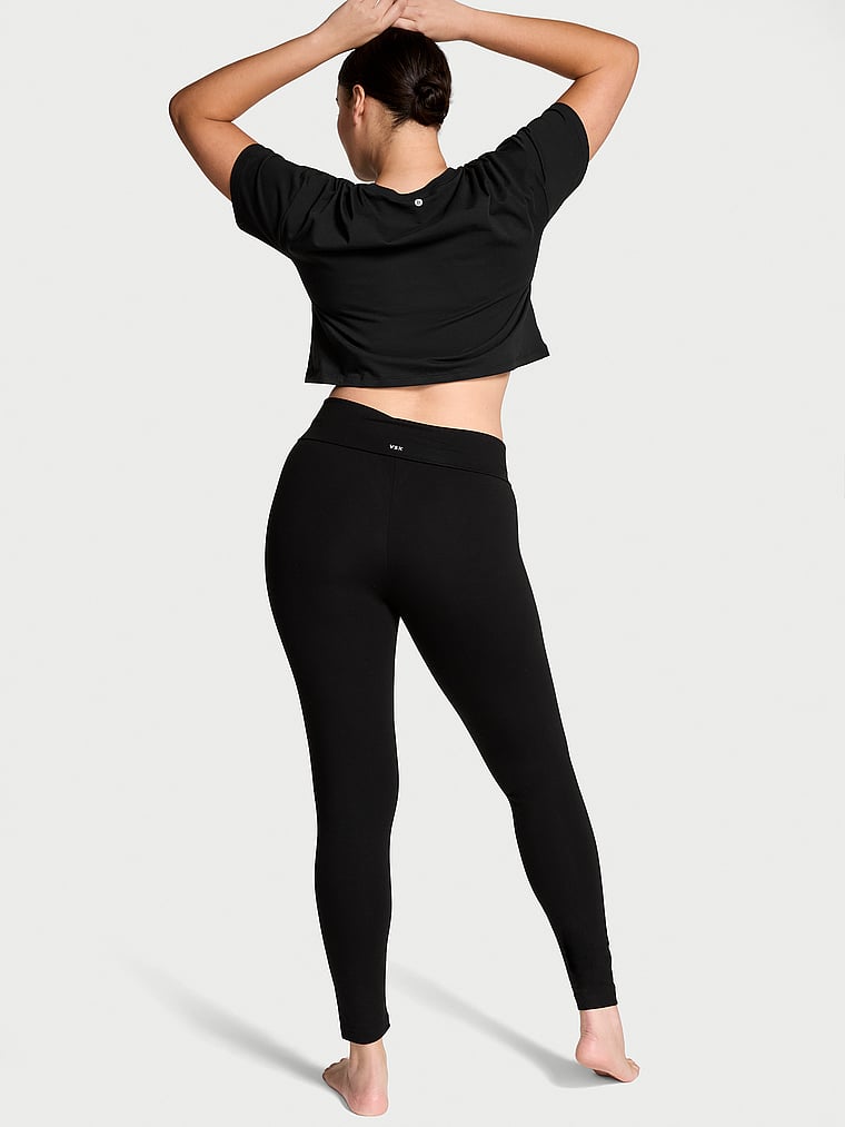 Victoria's Secret, SUPERMODEL-BASICS Leggings aus Baumwolle mit Umschlag, Reines Schwarz, onModelBack, 4 of 4 Karmi ist 5'10" oder 178cm und trägt L