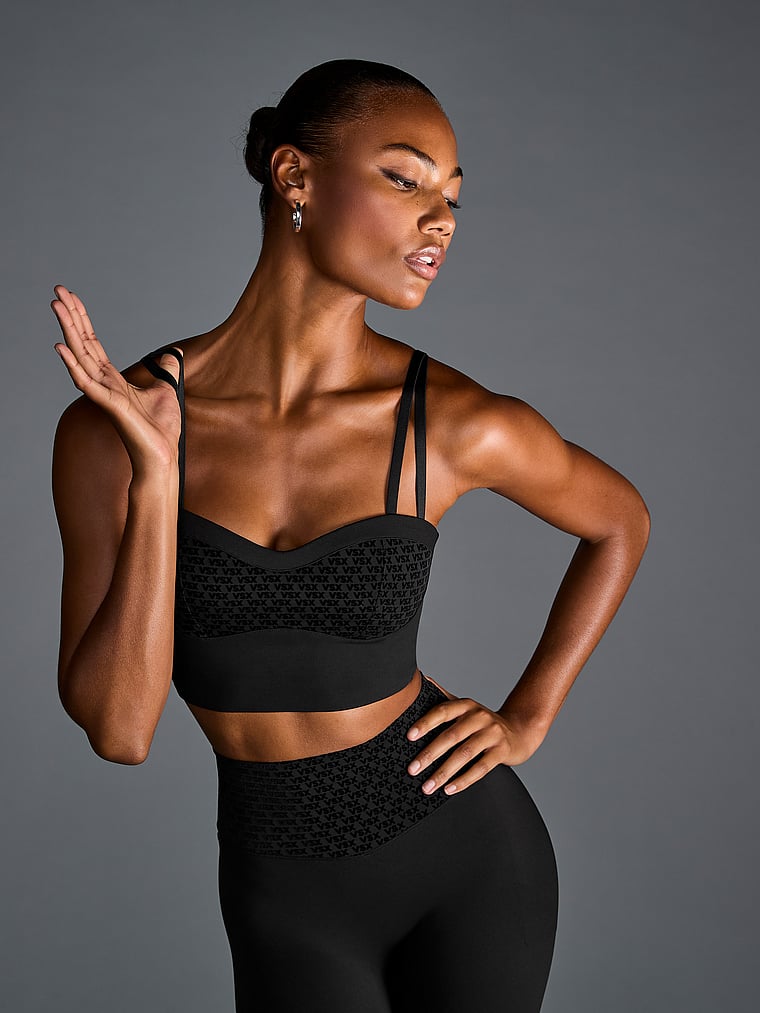Victoria's Secret, VSX VSX Elevate™ Sport-Bustier mit Logo und Netzstoff, Schwarz, onModelSide, 4 of 4 Ange-Marie ist 5'10" oder 178cm und trägt 34B oder S