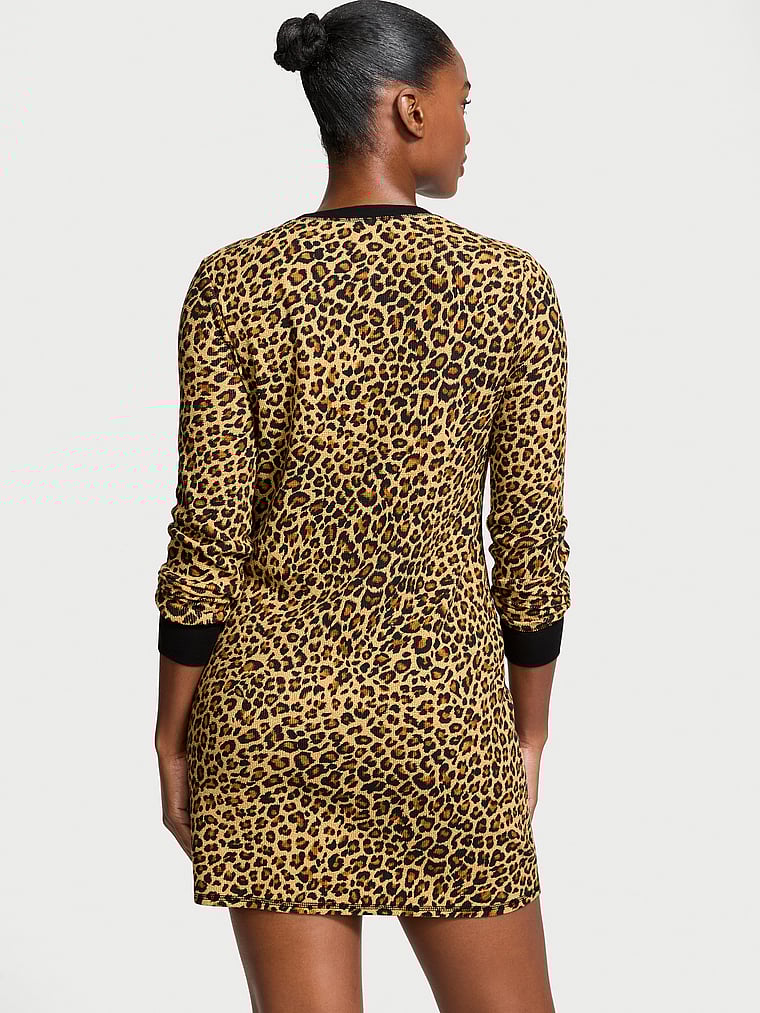 Victoria's Secret, Victoria's Secret Thermo-Schlafshirt, NEU: GLAMOUR LEO, onModelBack, 2 of 4 Tsheca  ist 5'9" oder 175cm und trägt S