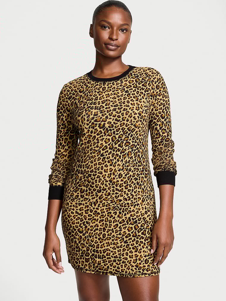Victoria's Secret, Victoria's Secret Thermo-Schlafshirt, NEU: GLAMOUR LEO, onModelFront, 1 of 4 Tsheca  ist 5'9" oder 175cm und trägt S