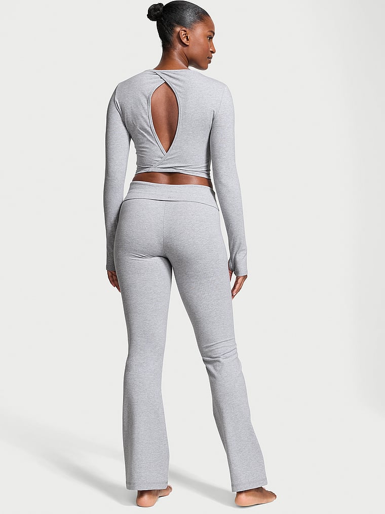 Victoria's Secret, SUPERMODEL ESSENTIALS Ausgestellte Leggings aus Baumwolle mit Umschlag, Grau meliert, onModelBack, 2 of 4 Tsheca  ist 5'9" oder 175cm und trägt S