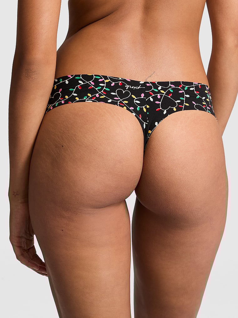 PINK Unsichtbarer String mit Spitzenbesatz und hohem Beinausschnitt, Reines Schwarz mit Lichterprint, onModelBack, 2 of 3 Vanessa ist 5'10" oder 178cm und trägt S