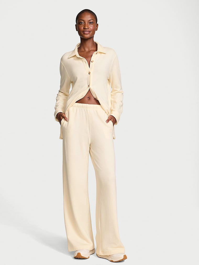Victoria's Secret, Victoria's Secret Fleece-Freizeithose aus gebürstetem Modal mit weitem Bein, KERZENLICHT, onModelFront, 2 of 4