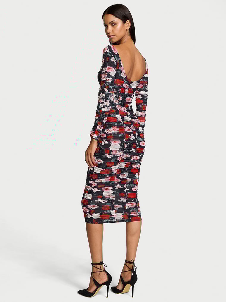 Victoria's Secret, Victoria's Secret Atelier Victoria's Secret Noir Midikleid mit Blumenmuster, gerafftem Netzstoff und Schnürdetail, SCHWARZ MIT BLUMENMUSTER, onModelBack, 2 of 4 Daiane ist 5'11" oder 180cm und trägt S