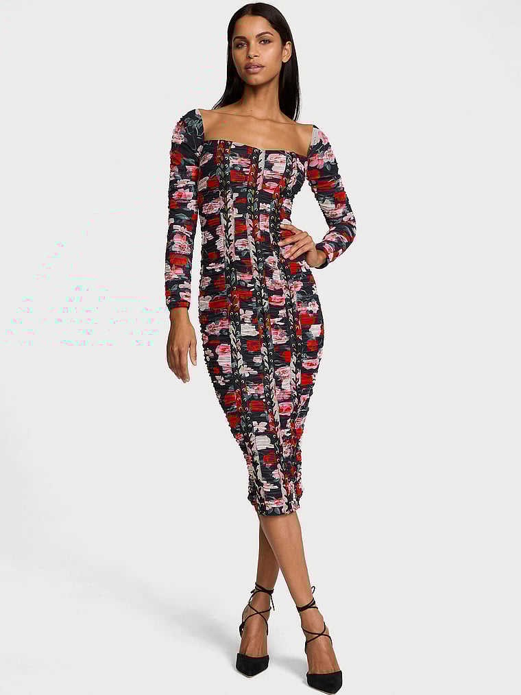 Victoria's Secret, Victoria's Secret Atelier Victoria's Secret Noir Midikleid mit Blumenmuster, gerafftem Netzstoff und Schnürdetail, SCHWARZ MIT BLUMENMUSTER, onModelFront, 1 of 4 Daiane ist 5'11" oder 180cm und trägt S