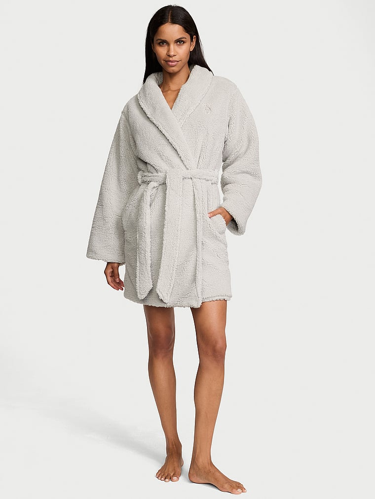 Victoria's Secret, Victoria's Secret Kuscheliger kurzer Bademantel, onModelFront, 1 of 3