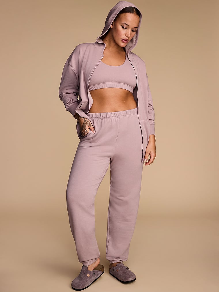Victoria's Secret, Victoria's Secret Fleece-Hoodie aus gebürstetem Modal mit durchgehendem Reißverschluss, FRANZÖSISCHES MAUVE, onModelSide, 1 of 5 Sofia ist 5'8" oder 173cm und trägt L