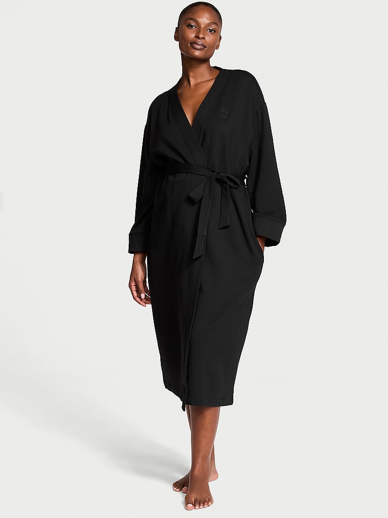 Victoria's Secret, Victoria's Secret Langer Fleece-Bademantel aus gebürstetem Modal, SCHWARZ, onModelFront, 1 of 4 Tsheca  ist 5'9" oder 175cm und trägt S
