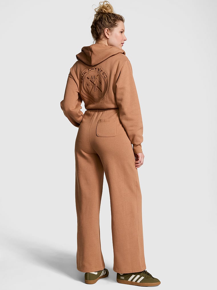 PINK Ivy Overall mit Kapuze aus Fleece, Toffee, onModelBack, 2 of 5 Anabel ist 5'8" oder 173cm und trägt S