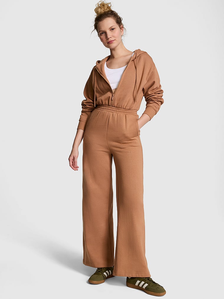 PINK Ivy Overall mit Kapuze aus Fleece, Toffee, onModelFront, 1 of 5 Anabel ist 5'8" oder 173cm und trägt S