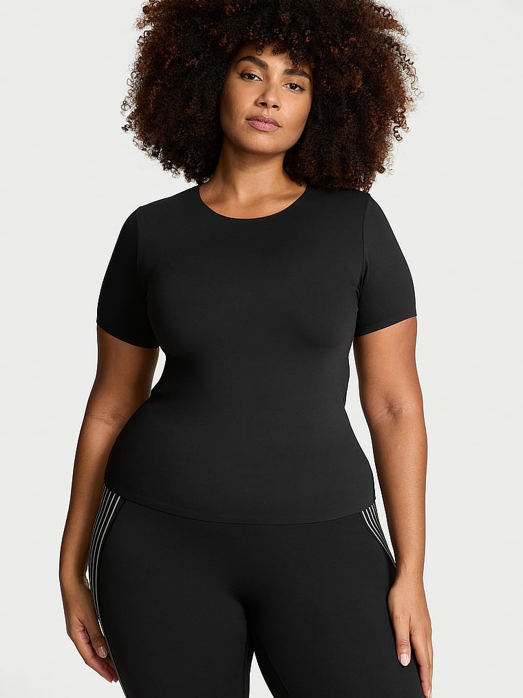 Victoria's Secret, VSX VSX Elevate™ T-Shirt, Schwarz, onModelFront, 1 of 3 Lotta ist 5'10" oder 178cm und trägt S