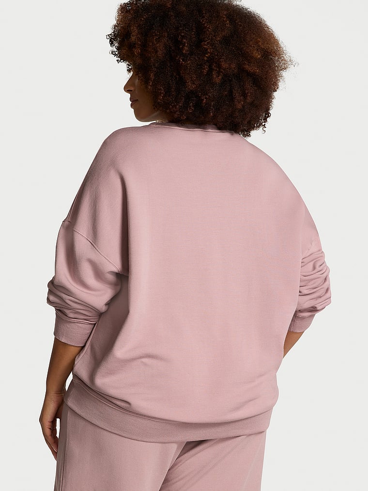 Victoria's Secret, Victoria's Secret Fleece-Oberteil mit Rundhalsausschnitt aus gebürstetem Modal, FRANZÖSISCHES MAUVE, onModelBack, 5 of 5 Shadia  ist 5'11" oder 180cm und trägt XXL