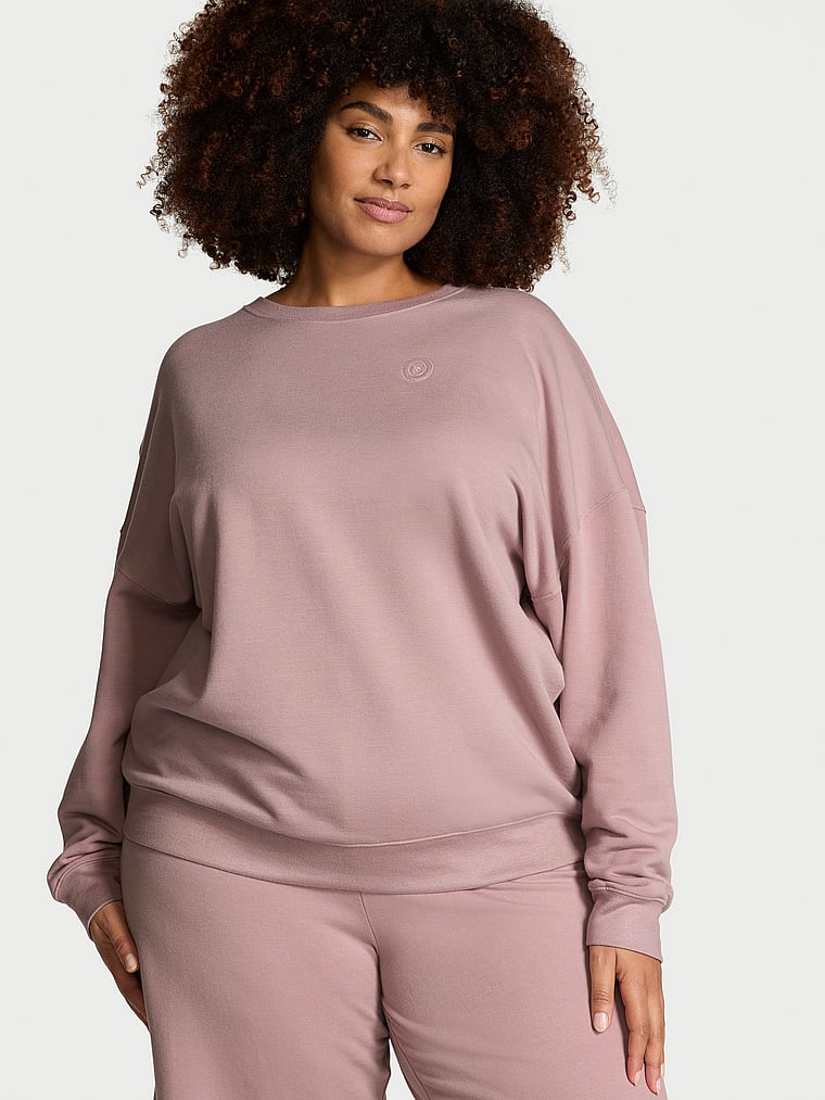 Victoria's Secret, Victoria's Secret Fleece-Oberteil mit Rundhalsausschnitt aus gebürstetem Modal, FRANZÖSISCHES MAUVE, onModelFront, 4 of 5 Shadia  ist 5'11" oder 180cm und trägt XXL