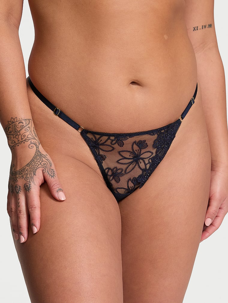 Victoria's Secret, Very Sexy Ziggy Glam Noir Verstellbarer V-String, Dunkle Dämmerung, onModelFront, 1 of 3 Sofia ist 5'8" oder 173cm und trägt L