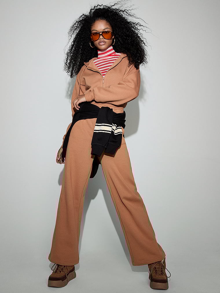 PINK Ivy Overall mit Kapuze aus Fleece, Toffee, onModelSide, 5 of 5 Jordan ist 5'9" oder 175cm und trägt S
