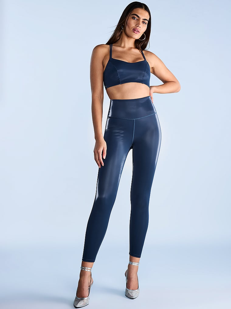 Victoria's Secret, VSX VSX Elevate™ Liquid Shine Bequemer Sport-BH mit Stretch, Mitternachtssee, onModelSide, 4 of 4 Alana ist 5'10" oder 178cm und trägt 34B oder S