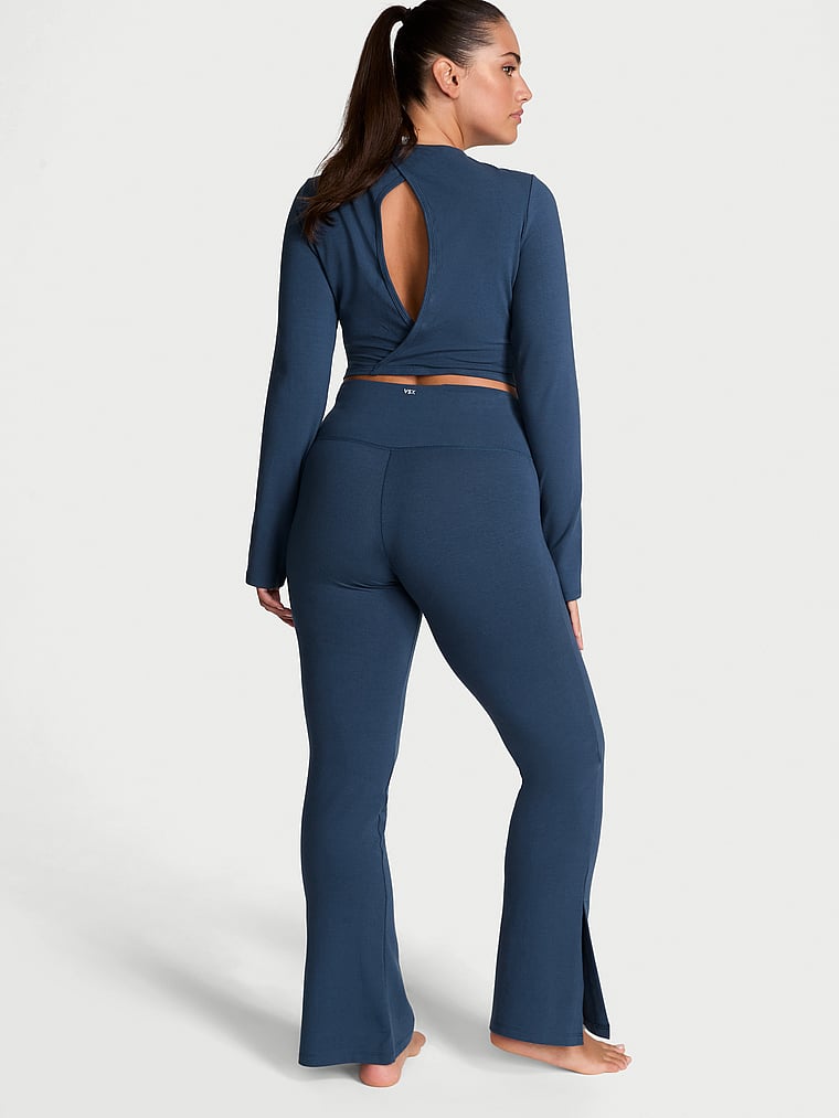 Victoria's Secret, SUPERMODEL-BASICS Ausgestellte Leggings aus Baumwolle mit geschlitztem Saum, Mitternachtssee, onModelBack, 4 of 4 Lorena ist 5'9" oder 175cm und trägt L