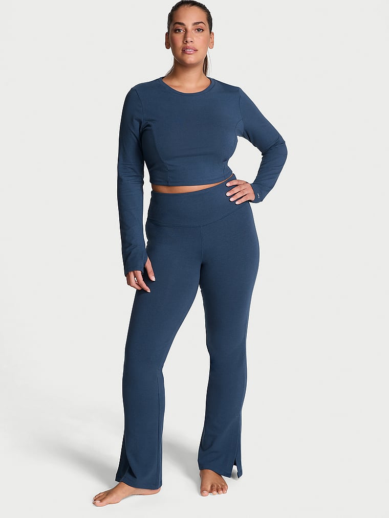 Victoria's Secret, SUPERMODEL-BASICS Ausgestellte Leggings aus Baumwolle mit geschlitztem Saum, Mitternachtssee, onModelFront, 3 of 4 Lorena ist 5'9" oder 175cm und trägt L
